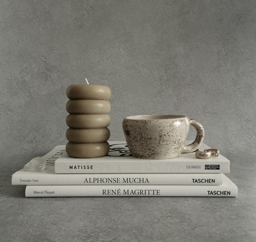 Mug en céramique beige dans une composition